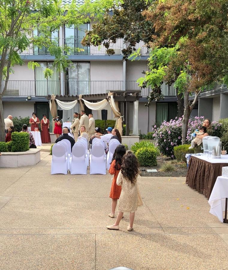 Holiday Inn Dublin - Pleasanton By Ihg Exterior photo